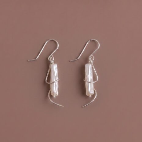 WE2a PEARL SPIRAL EARRING